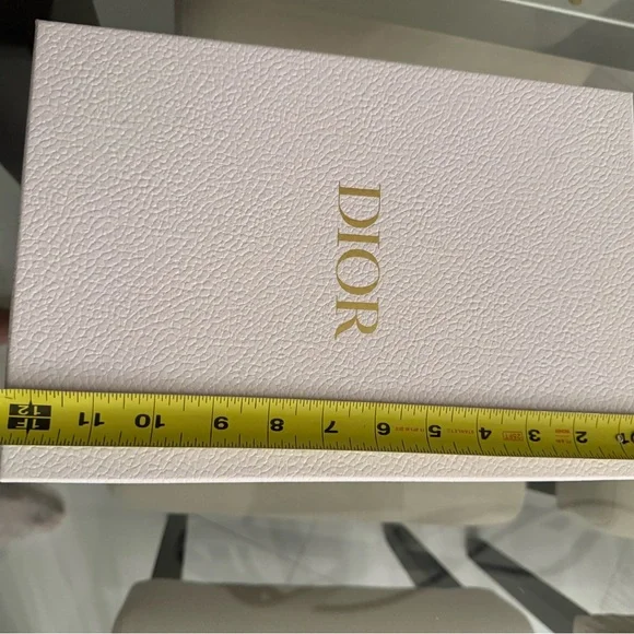 Authentic Dior women’s shoe box (empty) with Dior authenticity card - Picture 5 of 7